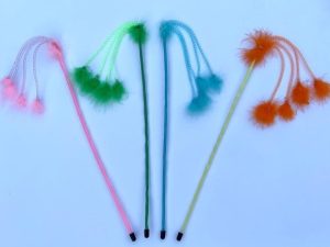 JUGUETE P/GATOS, VARITA CON PLUMAS. - KS035